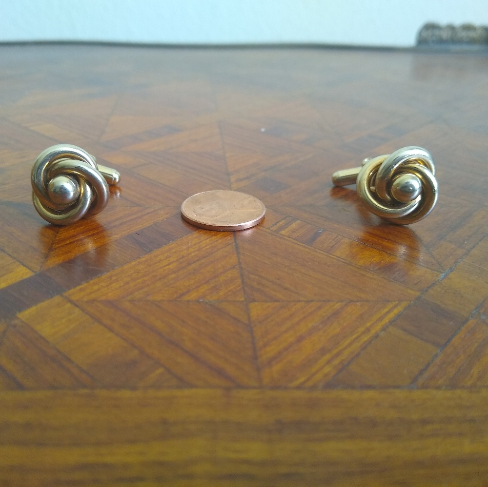 Vintage gold-tone "Love-knot" cufflinks. *UNISEX*